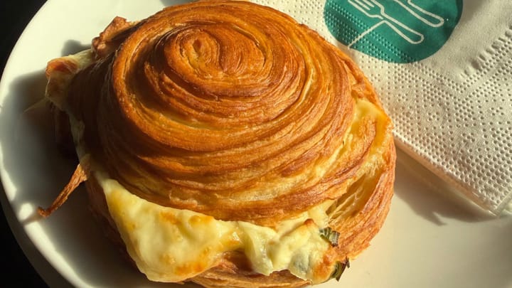Warmes Croissant Brötchen mit Gouda